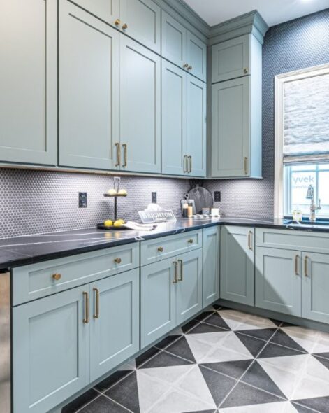 Door Style: HERITAGE VFP Wood Species: MAPLE Finish: CUSTOM